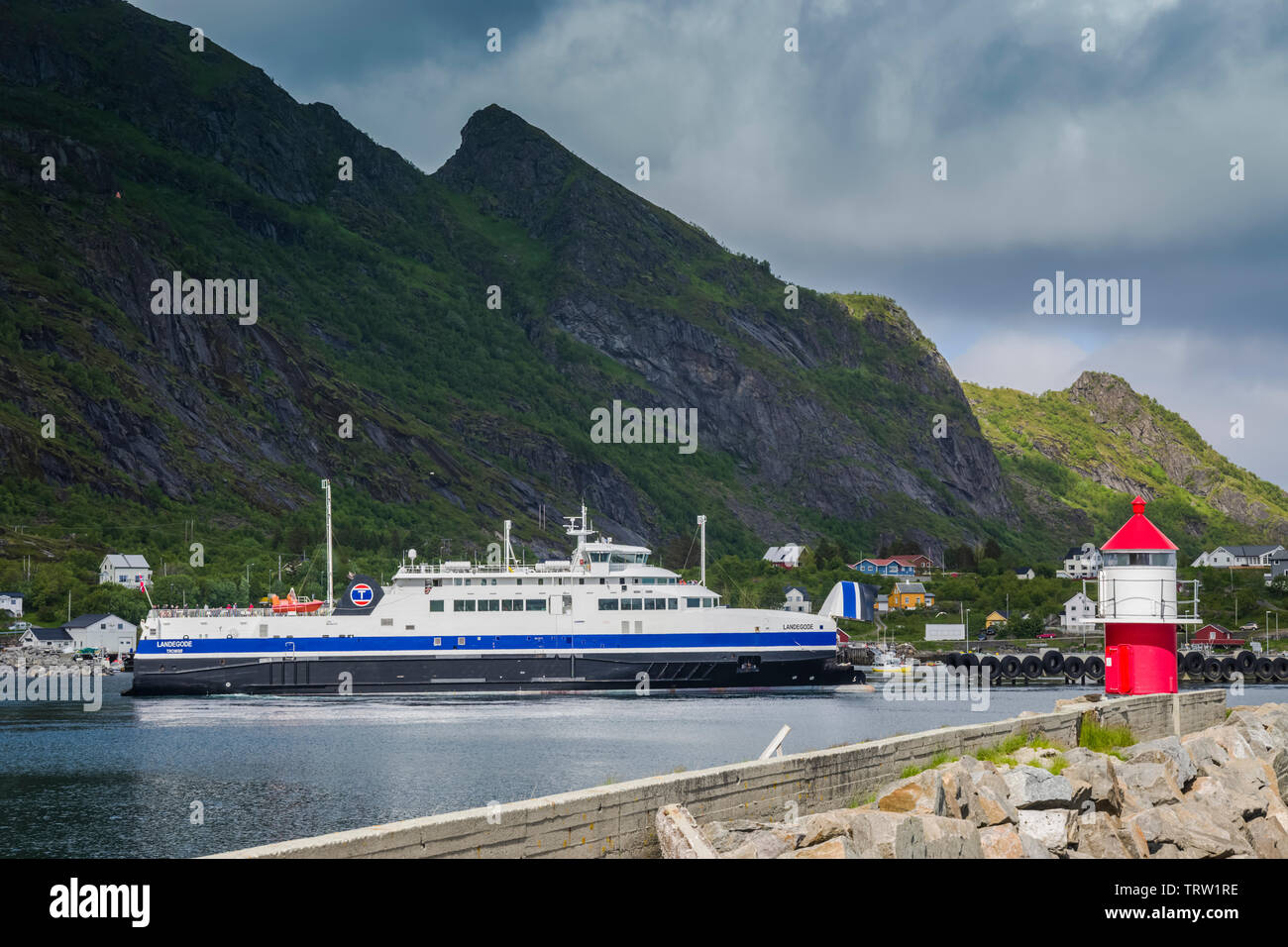 Fähre MF Landegode Abfahrt Moskenes zu Bodo, Lofoten, Norwegen. Stockfoto