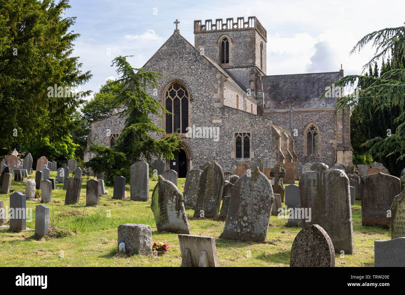 Die historische St Marys Church und ihr Kirchhof, Great Bedwyn, Wiltshire, England, Großbritannien Stockfoto