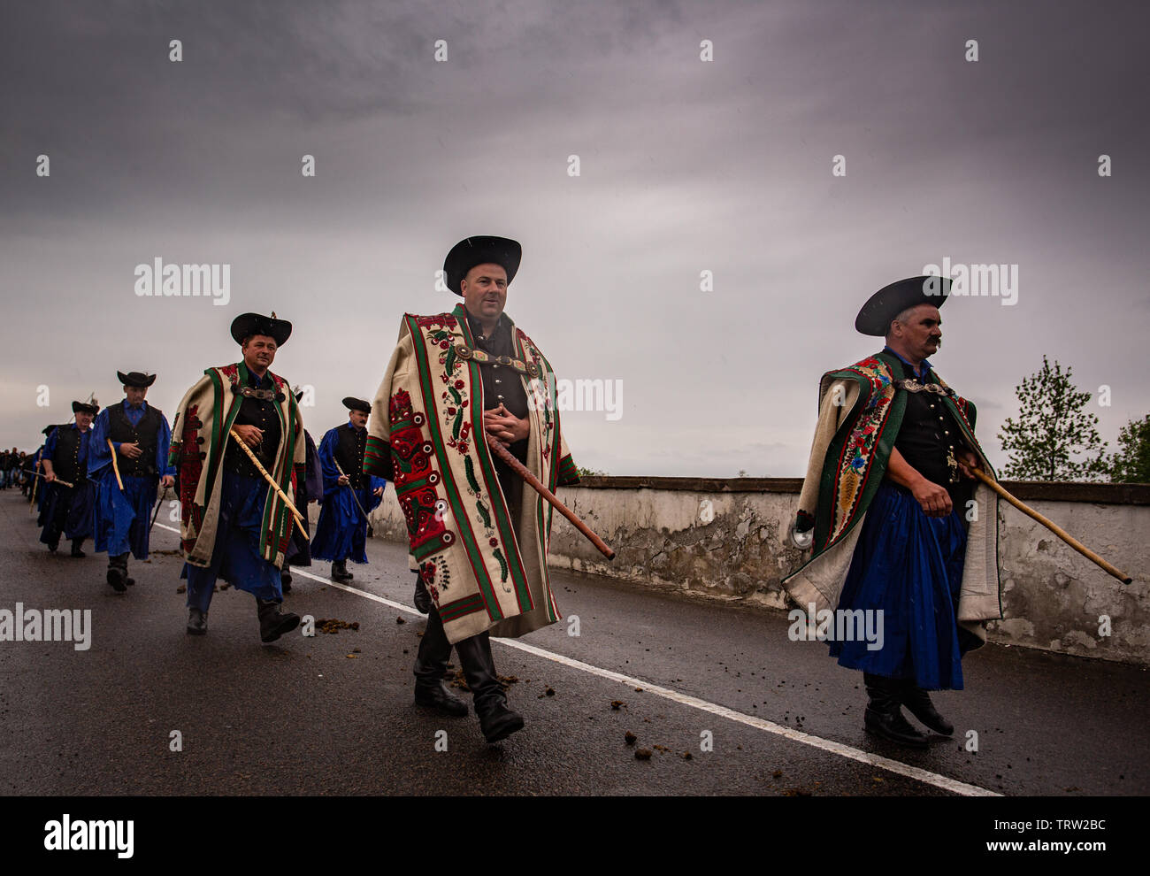 Traditionelle ungarische Hortobagy Hirten überqueren die Brücke während der jährlichen Hirte Veranstaltung Stockfoto