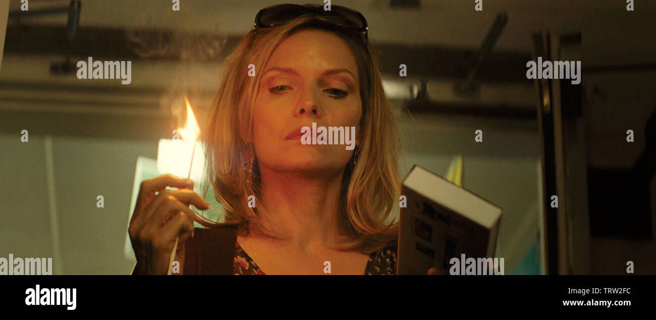 MICHELLE PFEIFFER in der Familie (2013). Copyright: Nur die redaktionelle Nutzung. Kein Merchandising oder Buch deckt. Dies ist eine öffentlich verteilten Handzettel. Zugriffsrechte nur, keine Lizenz des Urheberrechts zur Verfügung gestellt. Nur in Verbindung mit Werbung für diesen Film. Credit: EUROPACORP / Album Stockfoto