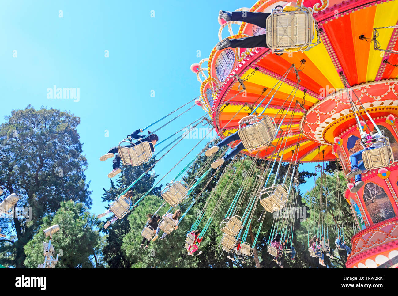 Kinder genießen, reiten ein Chairoplane Stockfoto