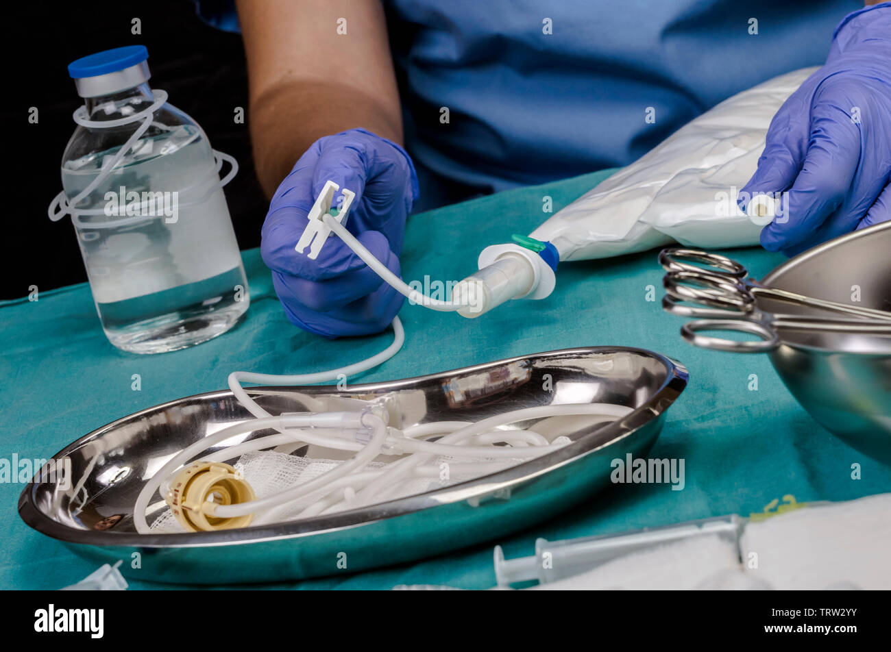Krankenschwester schütteln enterale Ernährung Flasche in einem Krankenhaus, Palliative Care, konzeptionelle Bild Stockfoto