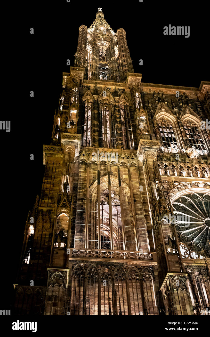 Gotische Kathedrale Notre-Dame aus dem 14. Jahrhundert in der Nacht, Straßburg, Elsass, Frankreich, Europa Stockfoto