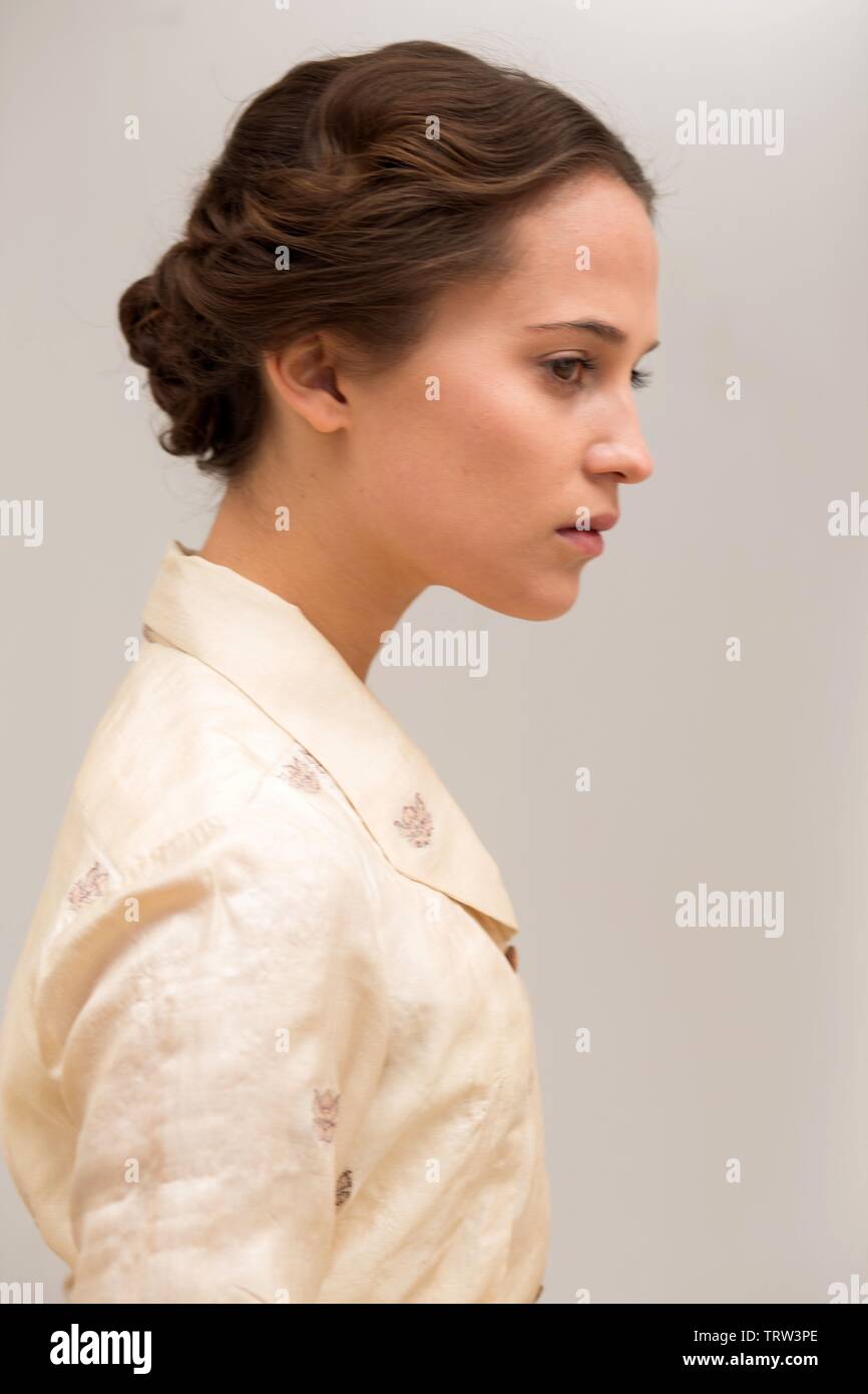 ALICIA VIKANDER im TESTAMENT DER JUGEND (2014). Copyright: Nur die redaktionelle Nutzung. Kein Merchandising oder Buch deckt. Dies ist eine öffentlich verteilten Handzettel. Zugriffsrechte nur, keine Lizenz des Urheberrechts zur Verfügung gestellt. Nur in Verbindung mit Werbung für diesen Film. Quelle: BBC Films/Album Stockfoto