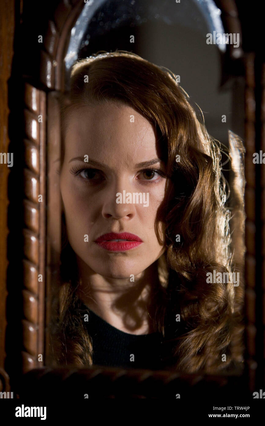 HILARY SWANK in die schwarze Dahlie (2006). Copyright: Nur die redaktionelle Nutzung. Kein Merchandising oder Buch deckt. Dies ist eine öffentlich verteilten Handzettel. Zugriffsrechte nur, keine Lizenz des Urheberrechts zur Verfügung gestellt. Nur in Verbindung mit Werbung für diesen Film. Quelle: UNIVERSAL PICTURES/Album Stockfoto