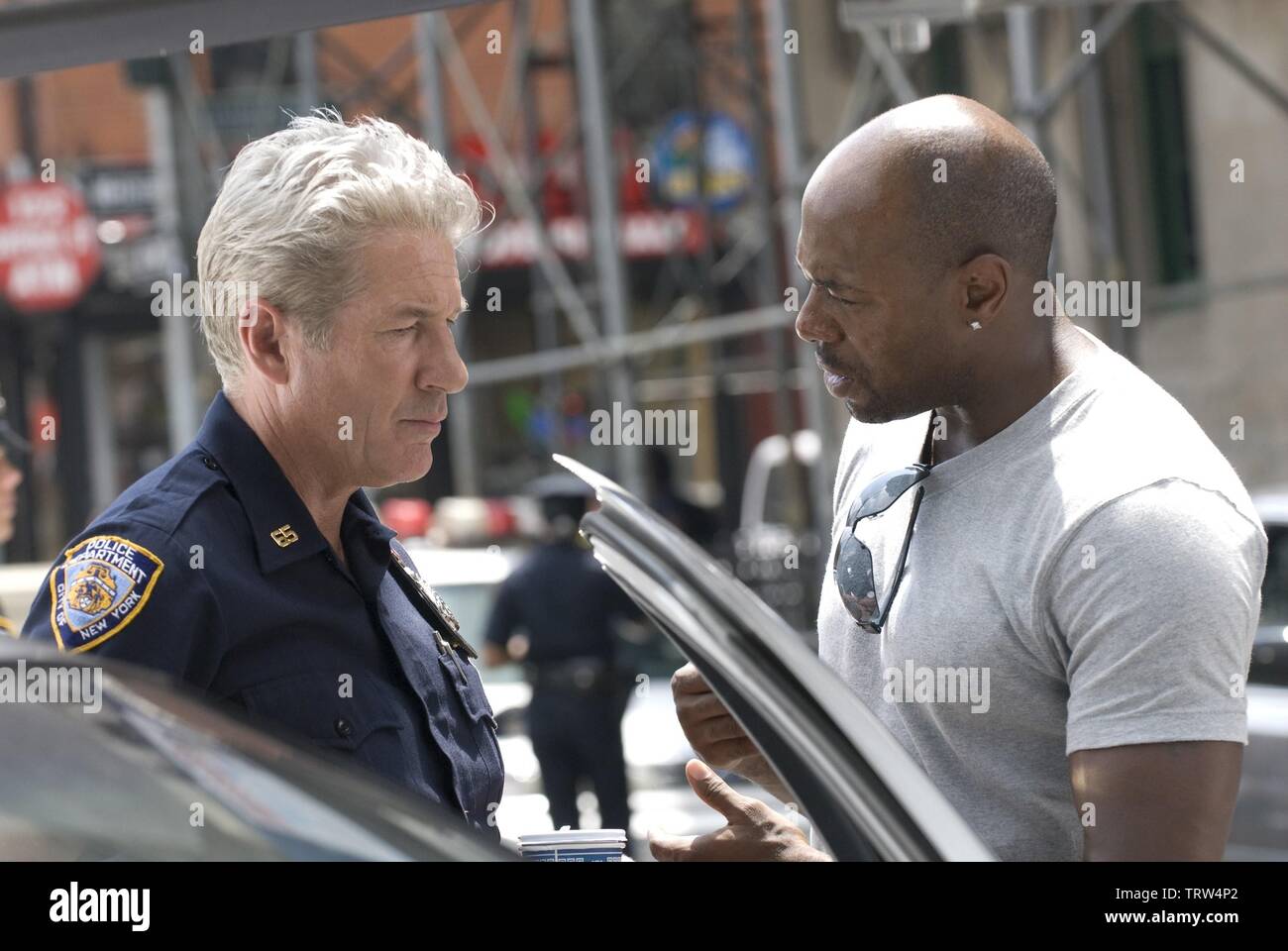 RICHARD GERE und Antoine Fuqua in Brooklyn'S FINEST (2009). Copyright: Nur die redaktionelle Nutzung. Kein Merchandising oder Buch deckt. Dies ist eine öffentlich verteilten Handzettel. Zugriffsrechte nur, keine Lizenz des Urheberrechts zur Verfügung gestellt. Nur in Verbindung mit Werbung für diesen Film. Quelle: Millennium films/Thunder Road Produktionen/Album Stockfoto