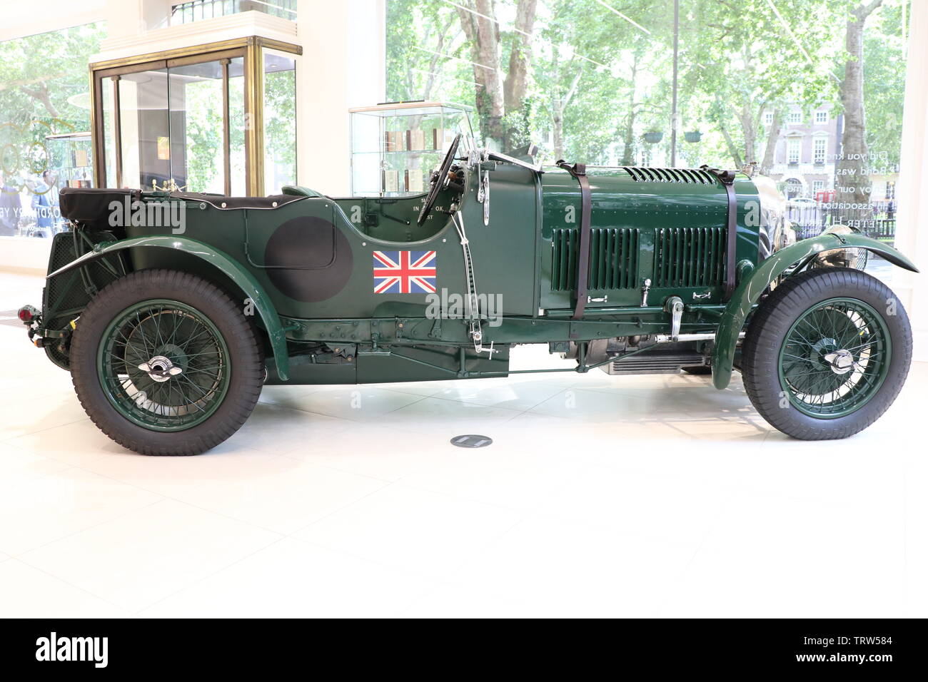 Jack Barclay Bentley Hosts James Bond Ausstellung; darunter zwei der ersten Bond Autos ab 11. Juni - 16. Juni in Mayfair, London, Großbritannien Stockfoto