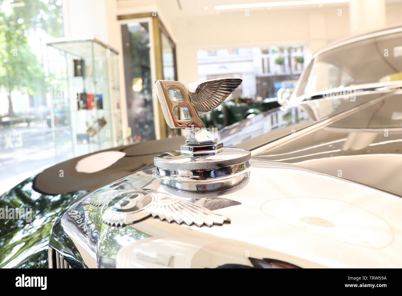 Jack Barclay Bentley Hosts James Bond Ausstellung; darunter zwei der ersten Bond Autos ab 11. Juni - 16. Juni in Mayfair, London, Großbritannien Stockfoto