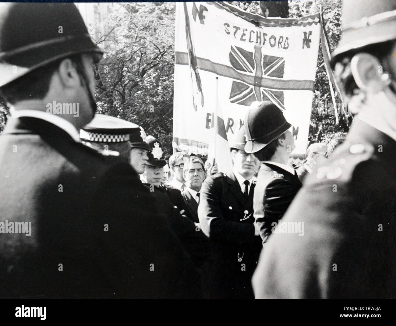 National Front March, London, England, von Polizisten umgeben, September 1978 Stockfoto