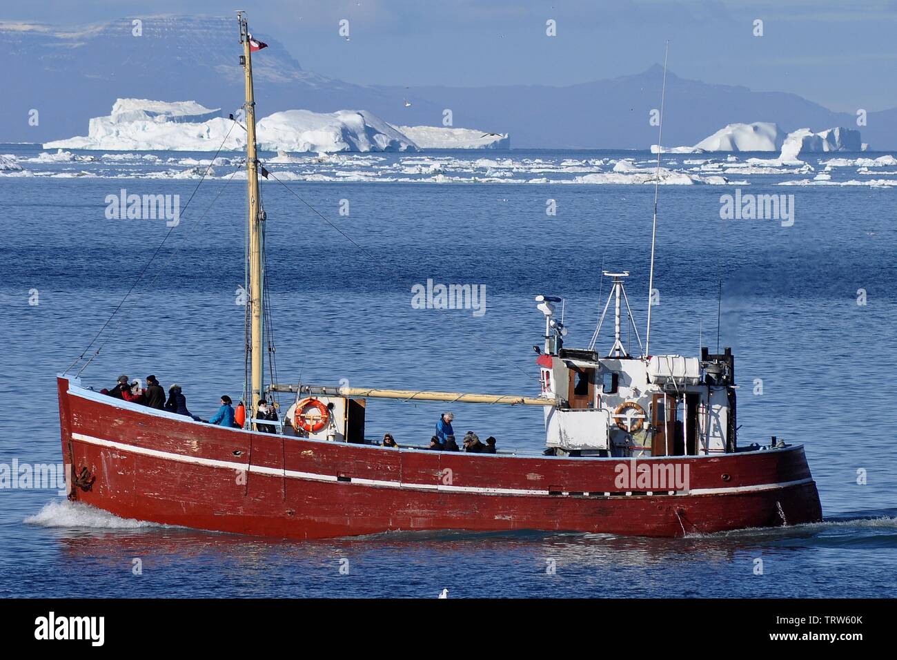 Fischereifahrzeugs SONST MIT TOURISTEN AN BORD, Ilulissat, Grönland. Stockfoto