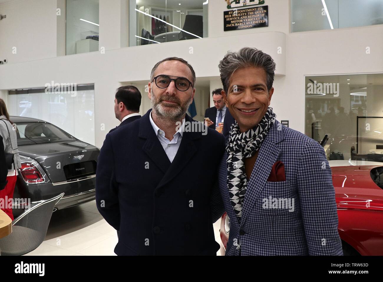 Jack Barclay Bentley Hosts James Bond Ausstellung; darunter zwei der ersten Bond Autos ab 11. Juni - 16. Juni in Mayfair, London, Großbritannien Stockfoto