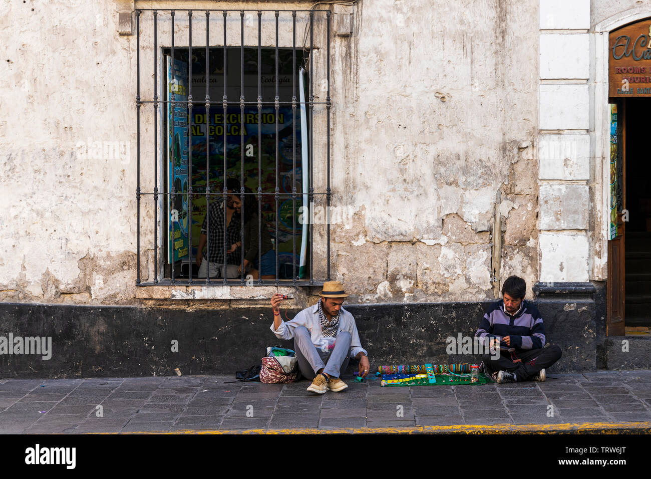 Straßenverkäufer sat, Armbänder in Arequipa, Peru, Südamerika Stockfoto