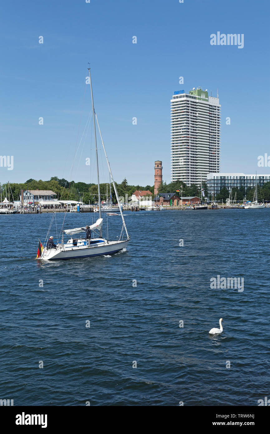 Der alte Leuchtturm und Maritim Hotel, travemünde, Schleswig-Holstein, Deutschland Stockfoto