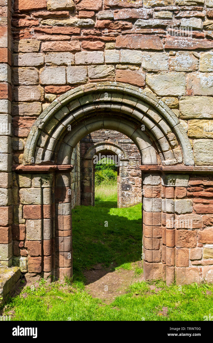 Ein romanischer Bogen am Weißen Damen Priorat in Shropshire, England Stockfoto