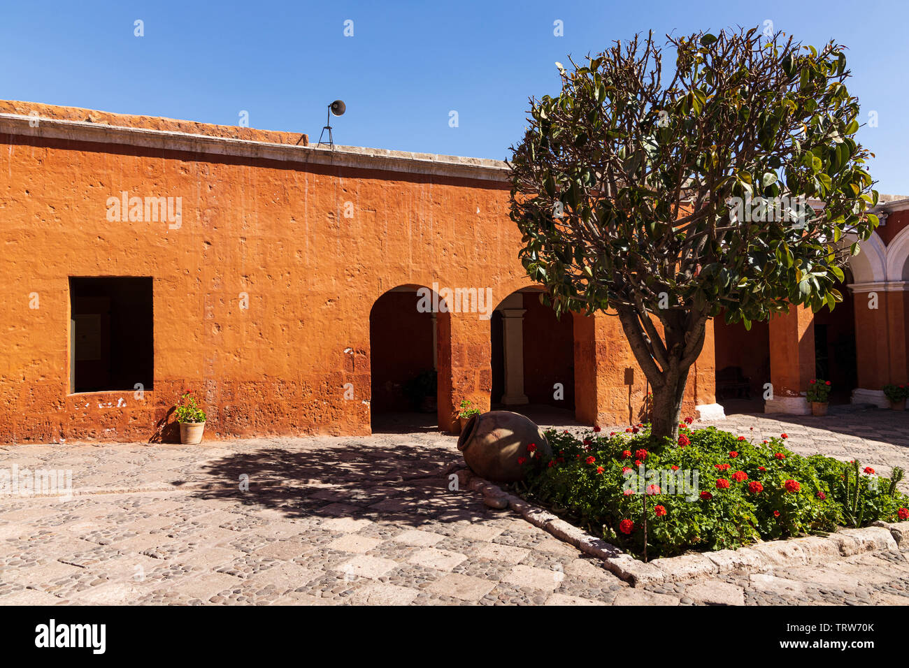 Stille Terrasse im Monasterio de Santa Catalina, Kloster, religiöse Gebäude in Arequipa, Peru, Südamerika Stockfoto