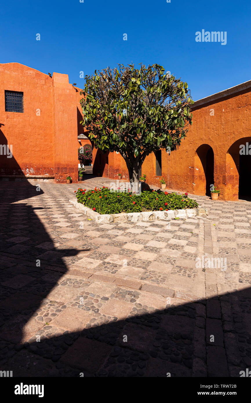 Stille Terrasse im Monasterio de Santa Catalina, Kloster, religiöse Gebäude in Arequipa, Peru, Südamerika Stockfoto