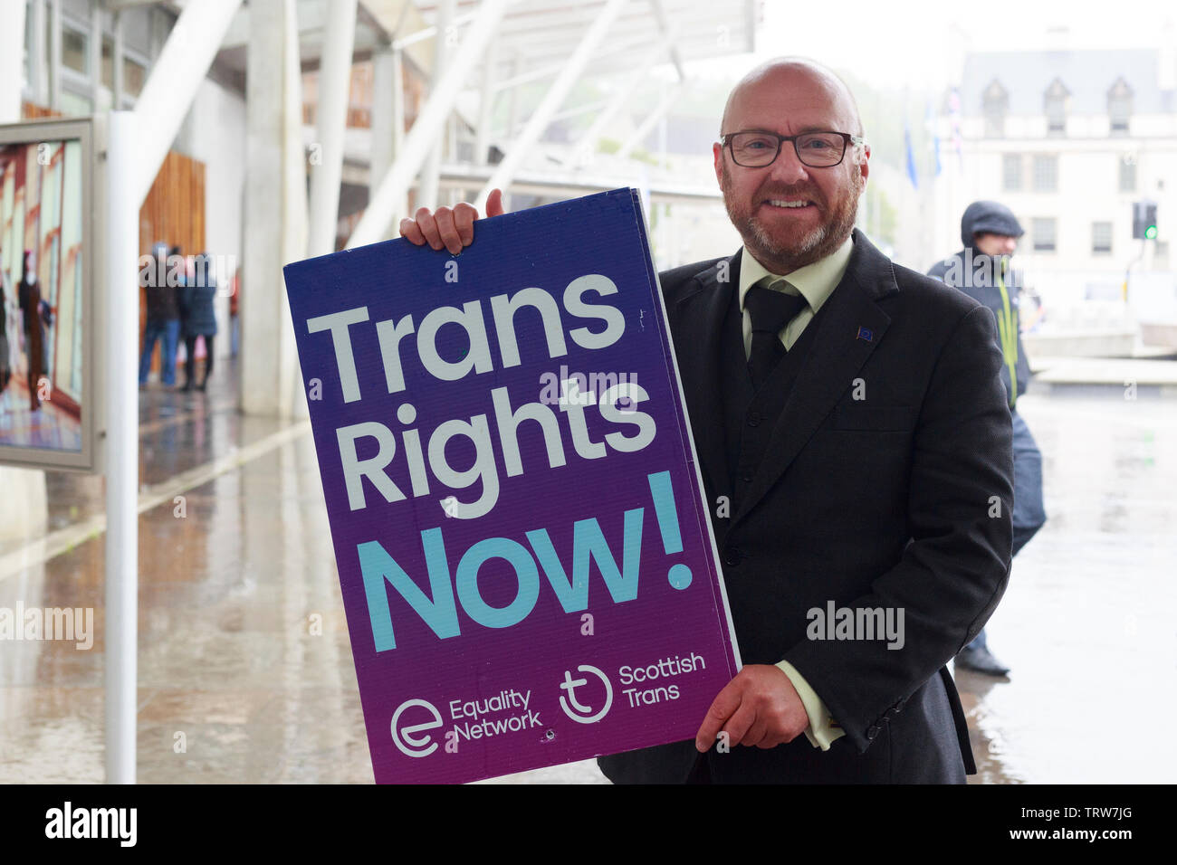 Edinburgh, Großbritannien. 12. Juni 2019. Mitglied der öffentlichkeit sammeln außerhalb des Schottischen Parlaments Trans Jetzt zu markieren. Bild: Patrick Harvie ist die co-Convenor der schottischen Grünen Partei. Pako Mera/Alamy leben Nachrichten Stockfoto