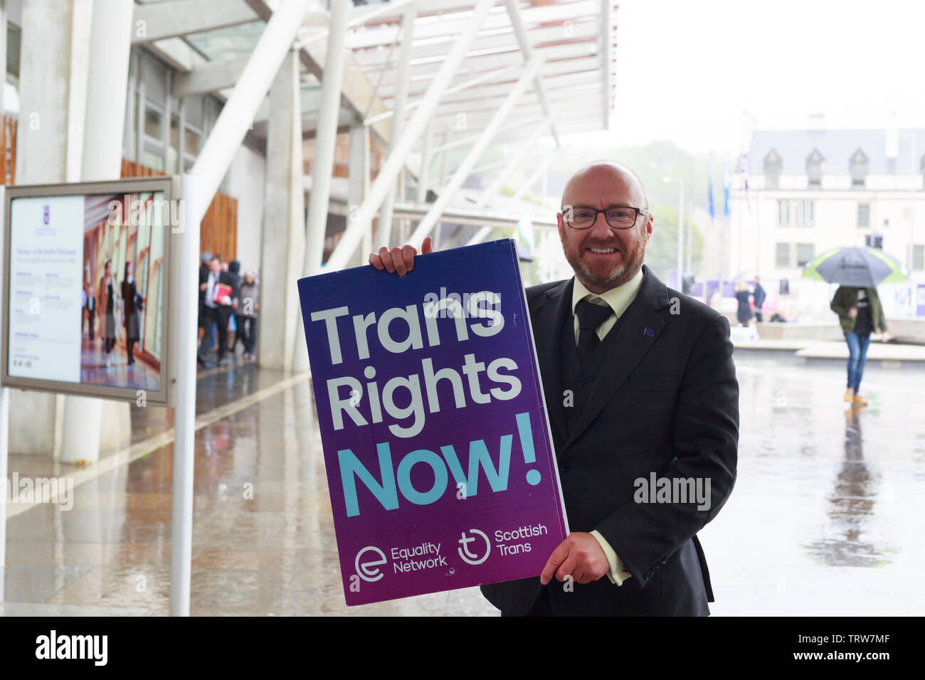 Edinburgh, Großbritannien. 12. Juni 2019. Mitglied der öffentlichkeit sammeln außerhalb des Schottischen Parlaments Trans Jetzt zu markieren. Bild: Patrick Harvie ist die co-Convenor der schottischen Grünen Partei. Pako Mera/Alamy leben Nachrichten Stockfoto