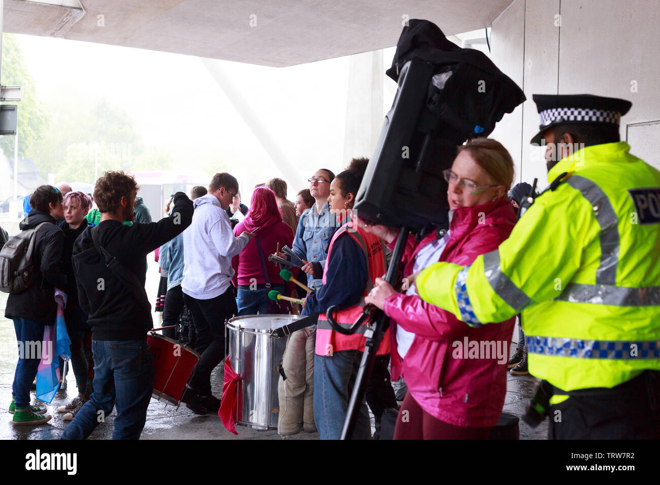 Edinburgh, Großbritannien. 12. Juni 2019. Mitglied der öffentlichkeit sammeln außerhalb des Schottischen Parlaments Trans Jetzt zu markieren. Pako Mera/Alamy leben Nachrichten Stockfoto