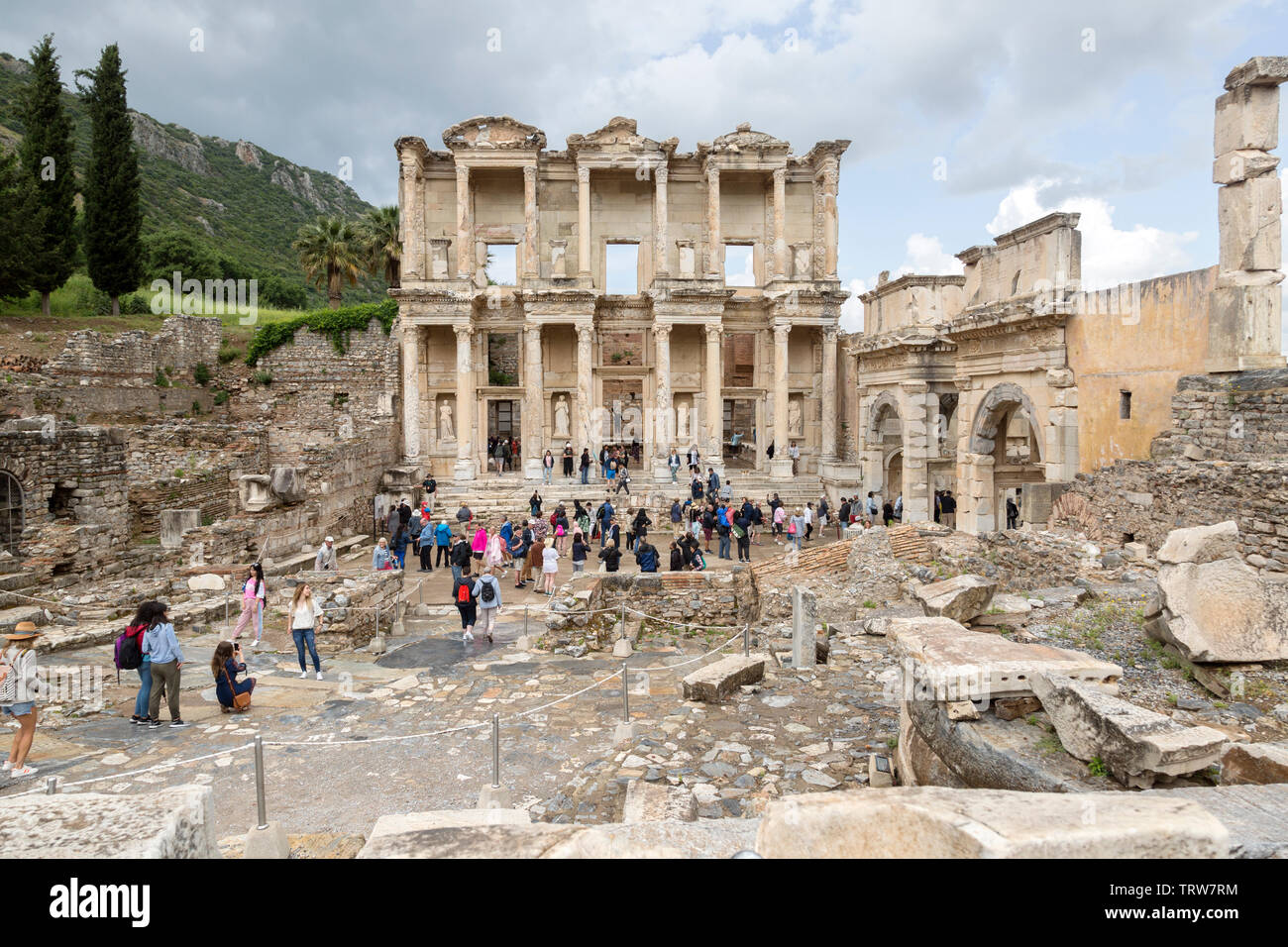 Touristen Touring der Bibliothek des Celsus in Ephesus. Eine schöne Ruine, ist eines der sieben Weltwunder der Antike. Stockfoto