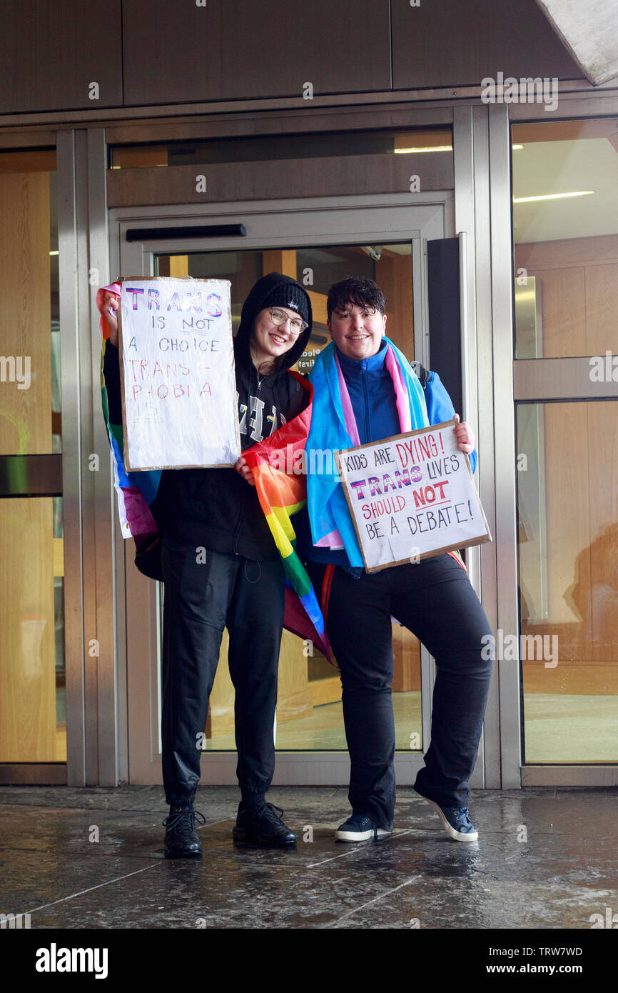Edinburgh, Großbritannien. 12. Juni 2019. Mitglied der öffentlichkeit sammeln außerhalb des Schottischen Parlaments Trans Jetzt zu markieren. Pako Mera/Alamy leben Nachrichten Stockfoto