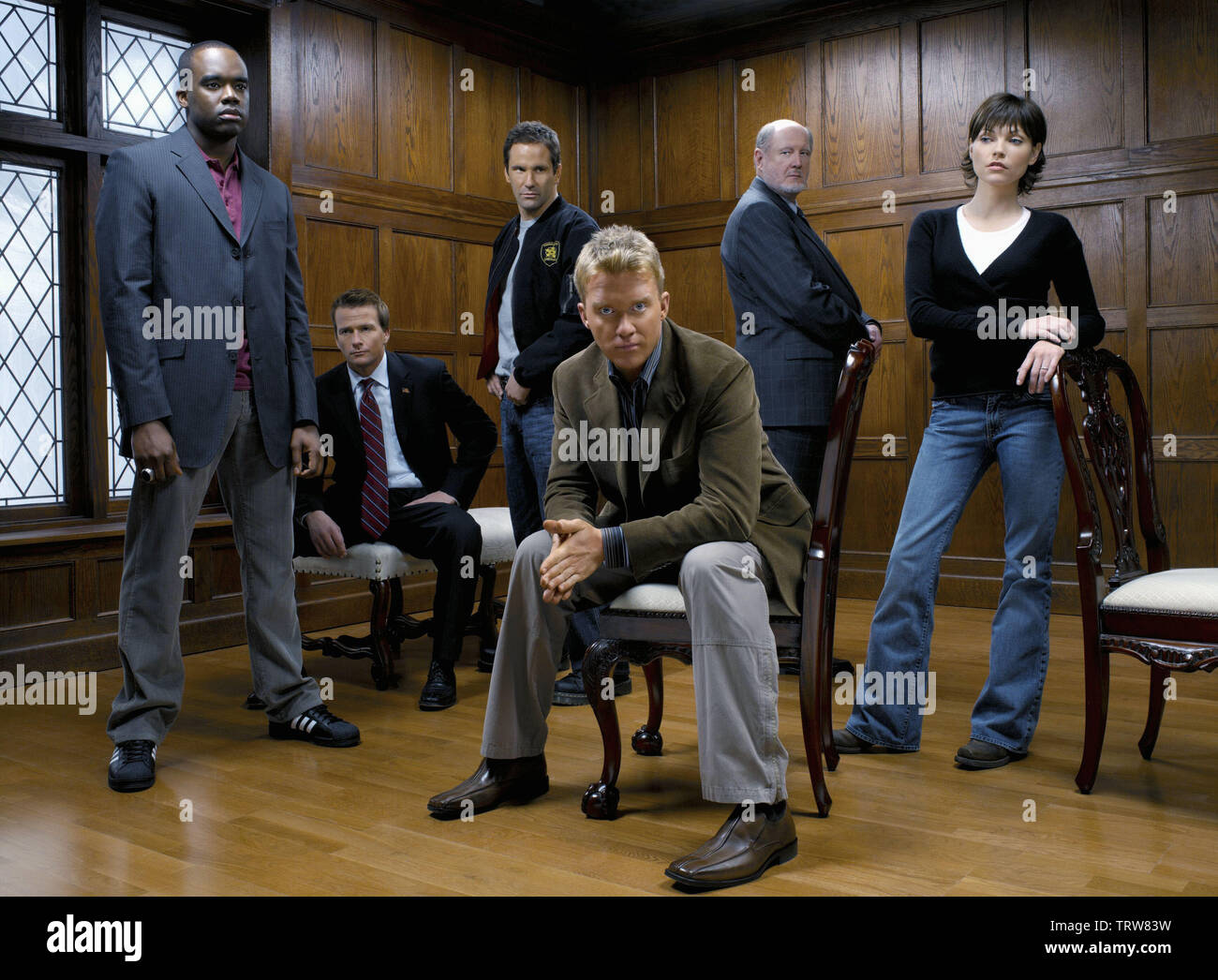 ANTHONY MICHAEL HALL, David Ogden Stiers, SEAN PATRICK FLANERY, NICOLE DE BOER, CHRIS BRUNO und John Adams in der toten Zone (2002). Copyright: Nur die redaktionelle Nutzung. Kein Merchandising oder Buch deckt. Dies ist eine öffentlich verteilten Handzettel. Zugriffsrechte nur, keine Lizenz des Urheberrechts zur Verfügung gestellt. Nur in Verbindung mit Werbung für diesen Film. Quelle: LIONS GATE FERNSEHEN/Album Stockfoto