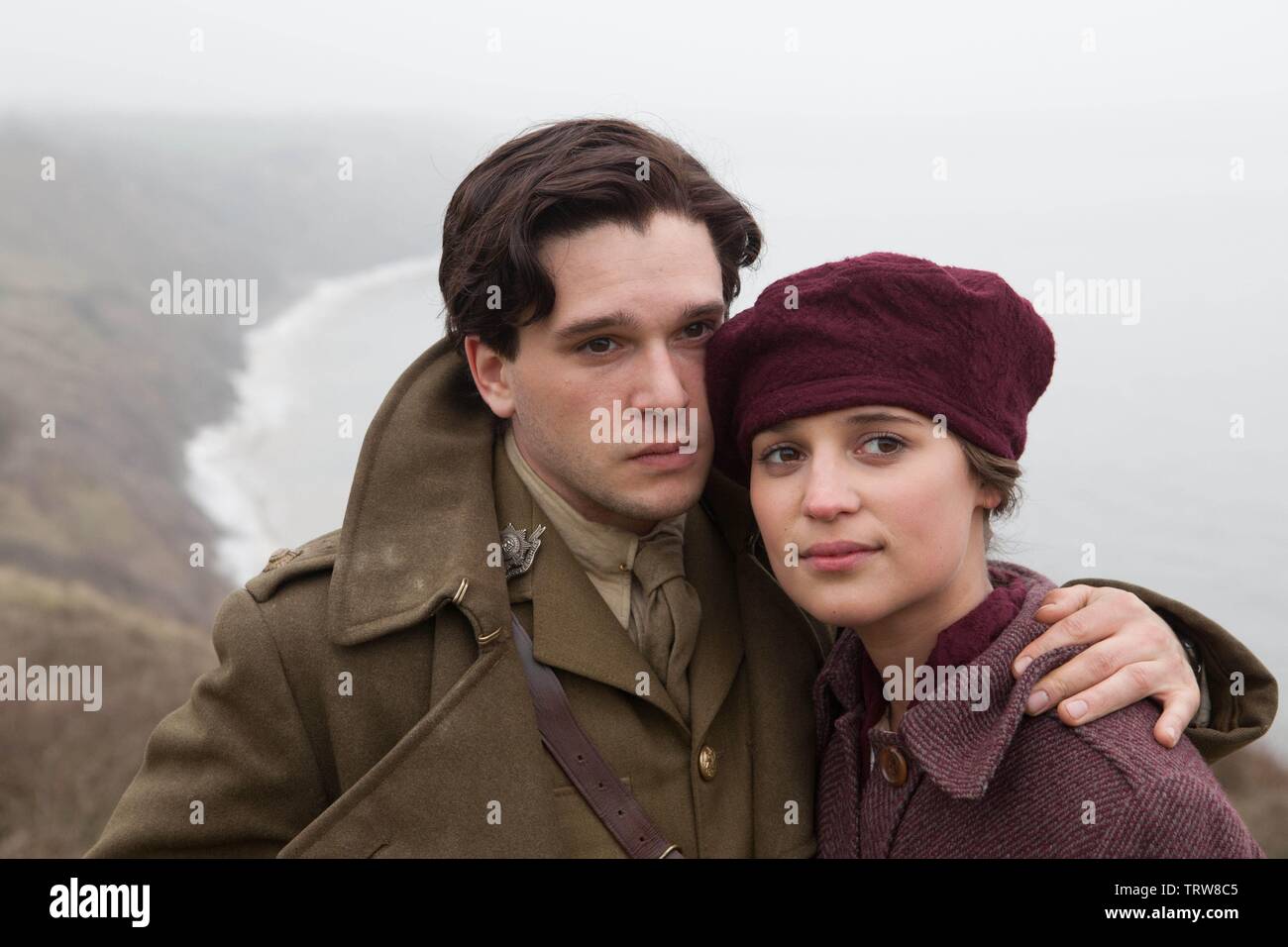 KIT HARINGTON und ALICIA VIKANDER im TESTAMENT DER JUGEND (2014). Copyright: Nur die redaktionelle Nutzung. Kein Merchandising oder Buch deckt. Dies ist eine öffentlich verteilten Handzettel. Zugriffsrechte nur, keine Lizenz des Urheberrechts zur Verfügung gestellt. Nur in Verbindung mit Werbung für diesen Film. Quelle: BBC Films/Album Stockfoto