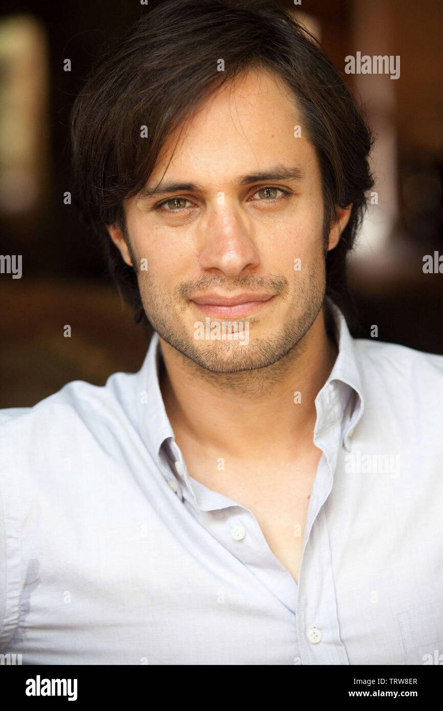 GAEL GARCIA BERNAL in Briefe an Julia (2010). Copyright: Nur die redaktionelle Nutzung. Kein Merchandising oder Buch deckt. Dies ist eine öffentlich verteilten Handzettel. Zugriffsrechte nur, keine Lizenz des Urheberrechts zur Verfügung gestellt. Nur in Verbindung mit Werbung für diesen Film. Credit: APPLEHEAD PICTURES/SUMMIT ENTERTAINMENT/Album Stockfoto