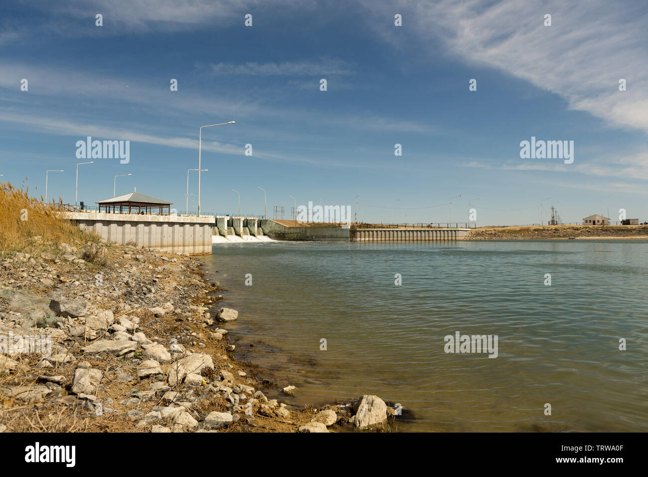 Kokaral Damm auf den kleinen Aralsee. Umweltkatastrophe Stockfotografie