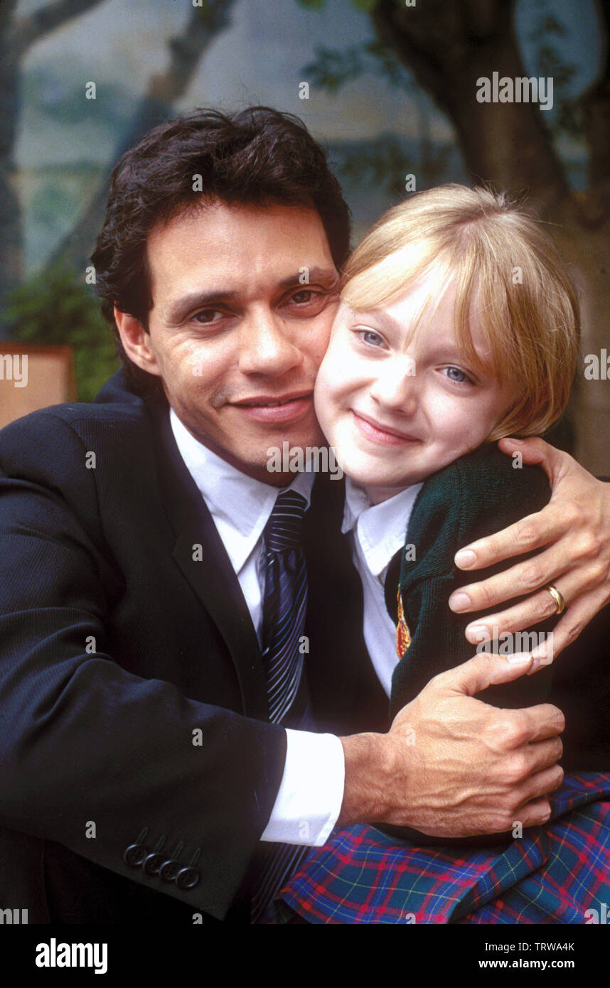 DAKOTA FANNING und Marc Anthony Mann, der Feuer und Flamme (2004). Copyright: Nur die redaktionelle Nutzung. Kein Merchandising oder Buch deckt. Dies ist eine öffentlich verteilten Handzettel. Zugriffsrechte nur, keine Lizenz des Urheberrechts zur Verfügung gestellt. Nur in Verbindung mit Werbung für diesen Film. Quelle: 20th Century Fox/Album Stockfoto