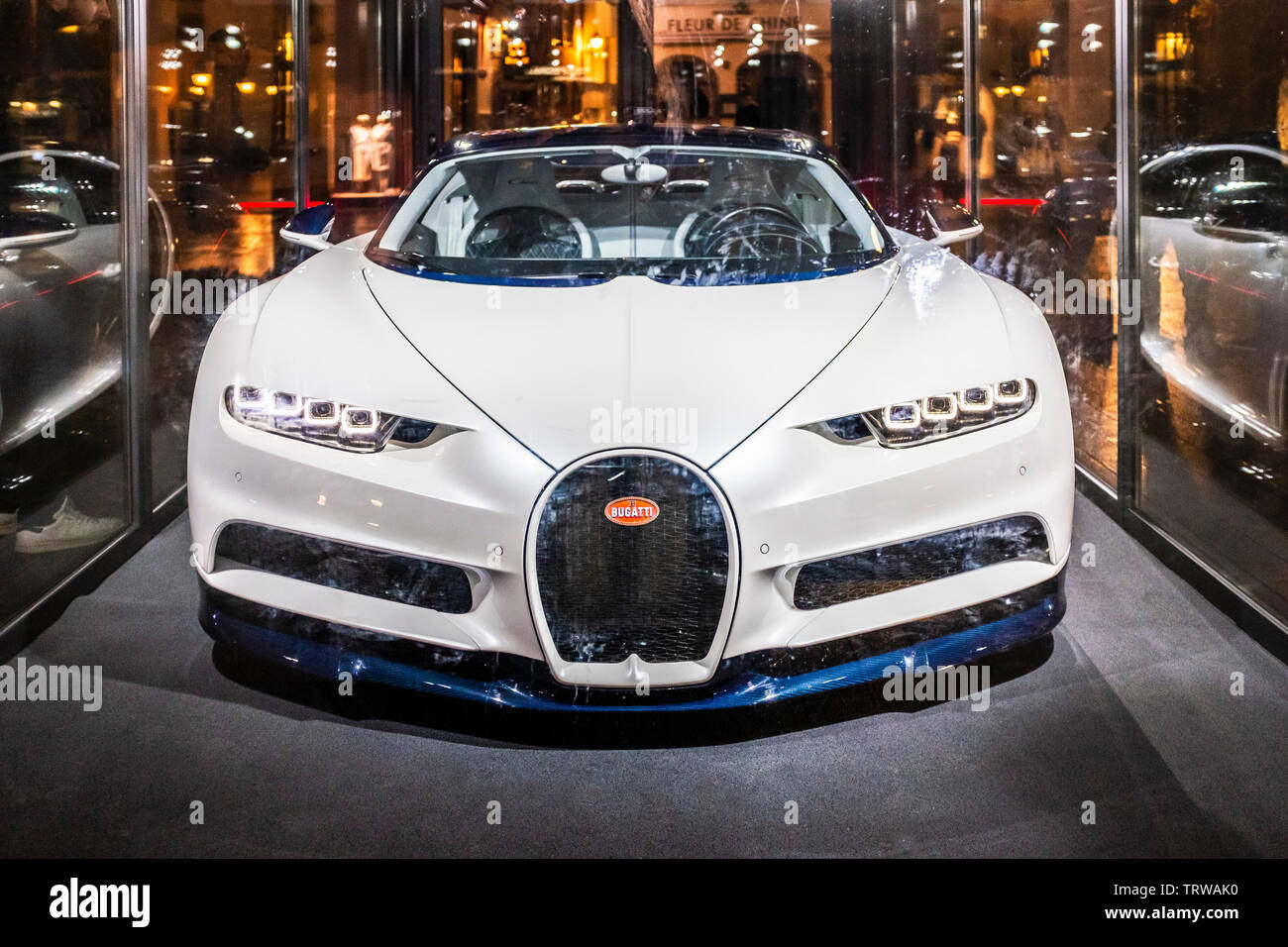 Das Fahrzeug von der Ausstellung „Chiron Super Sport“ in der Vitrine, Night, Strasbourg, Elsass, Frankreich, Europa, Stockfoto