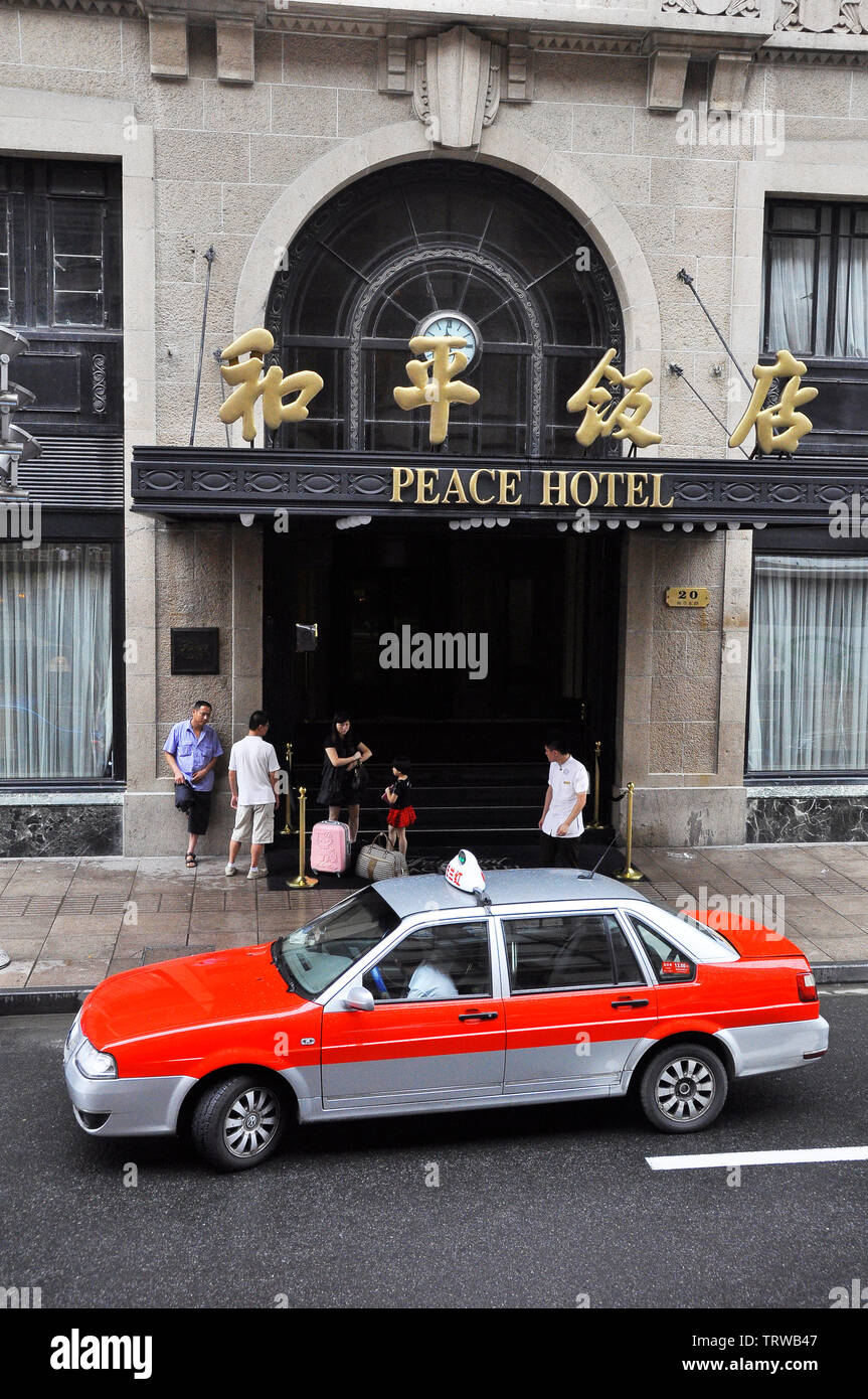 Taxi kommt an Peace Hotel on the Bund Shanghai Stockfoto