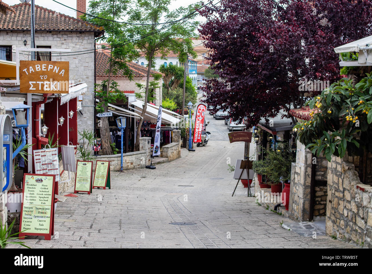 In einer kleinen Seitenstraße in Afytos, Chalkidiki, Griechenland Stockfoto