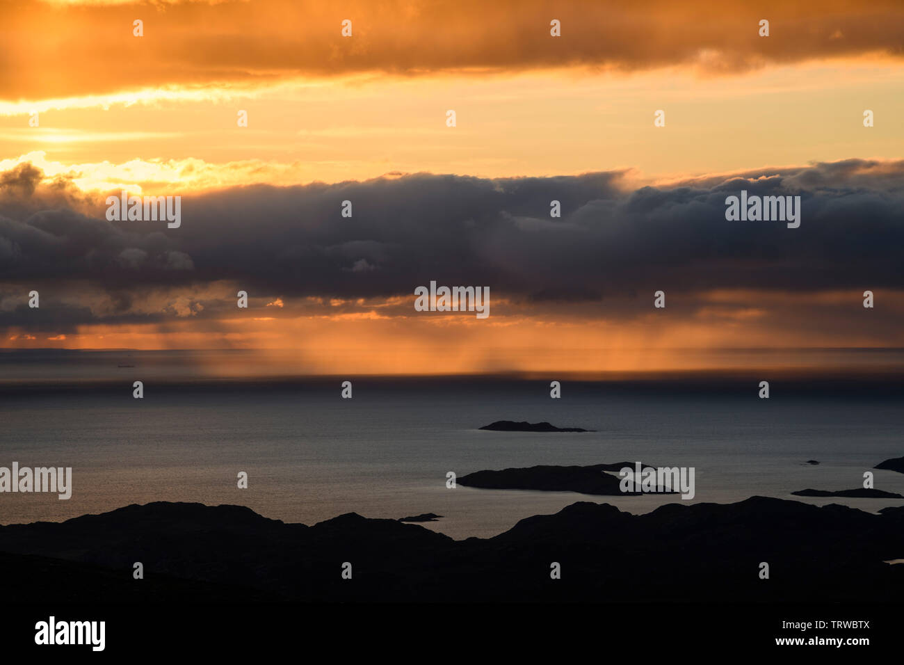 Regendusche und Sonnenuntergang, Ansicht von Stac Pollaidh, Halbinsel, Coigach Wester Ross, Highlands, Schottland Stockfoto