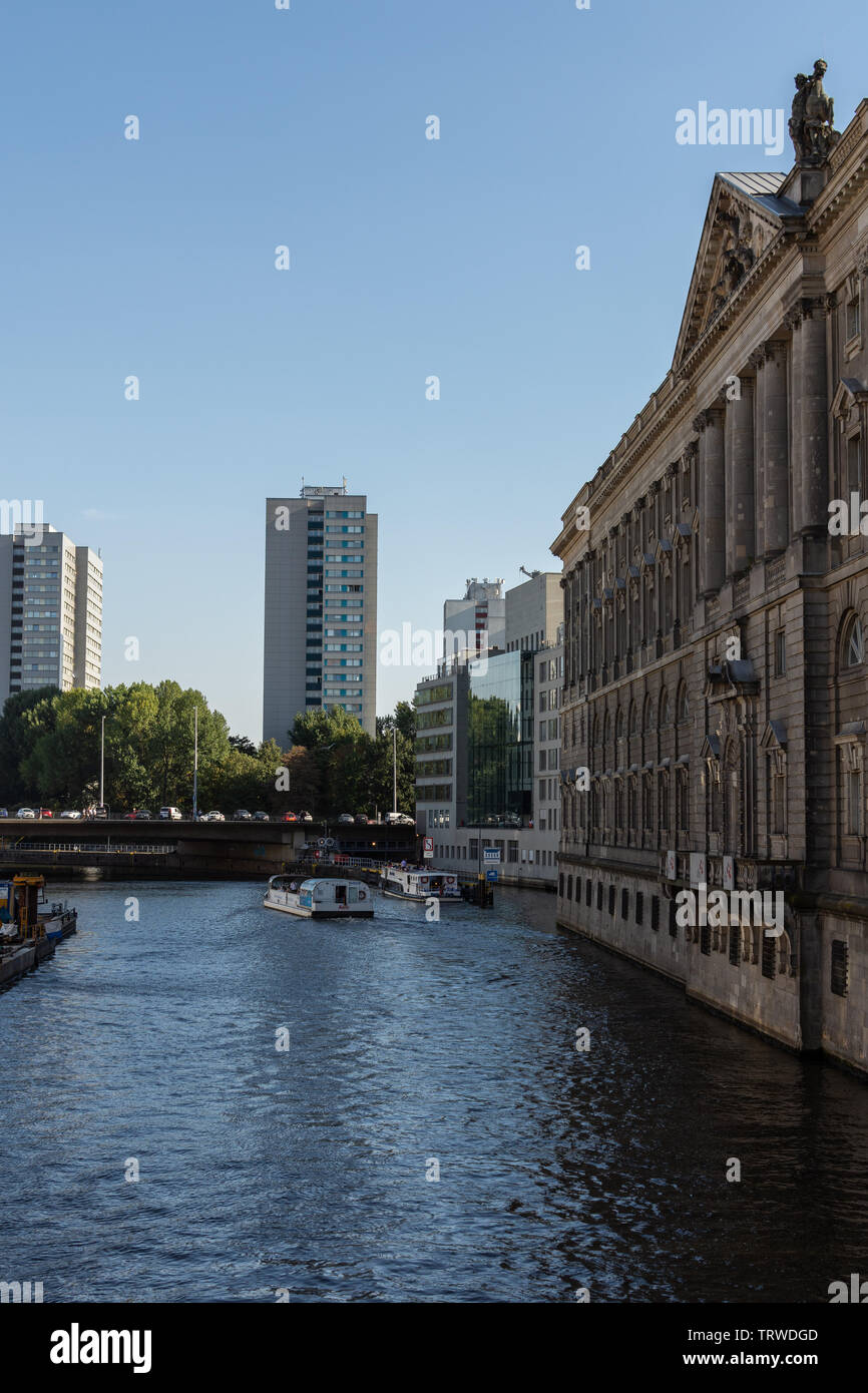 Berlin, Deutschland - September 18,2018: Blick auf die Mühle Dam Bridge und DIHK und dem neuen Marstall aus dem Rathaus Brücke, Schiffe mit Touristen auf dem Ri Stockfoto