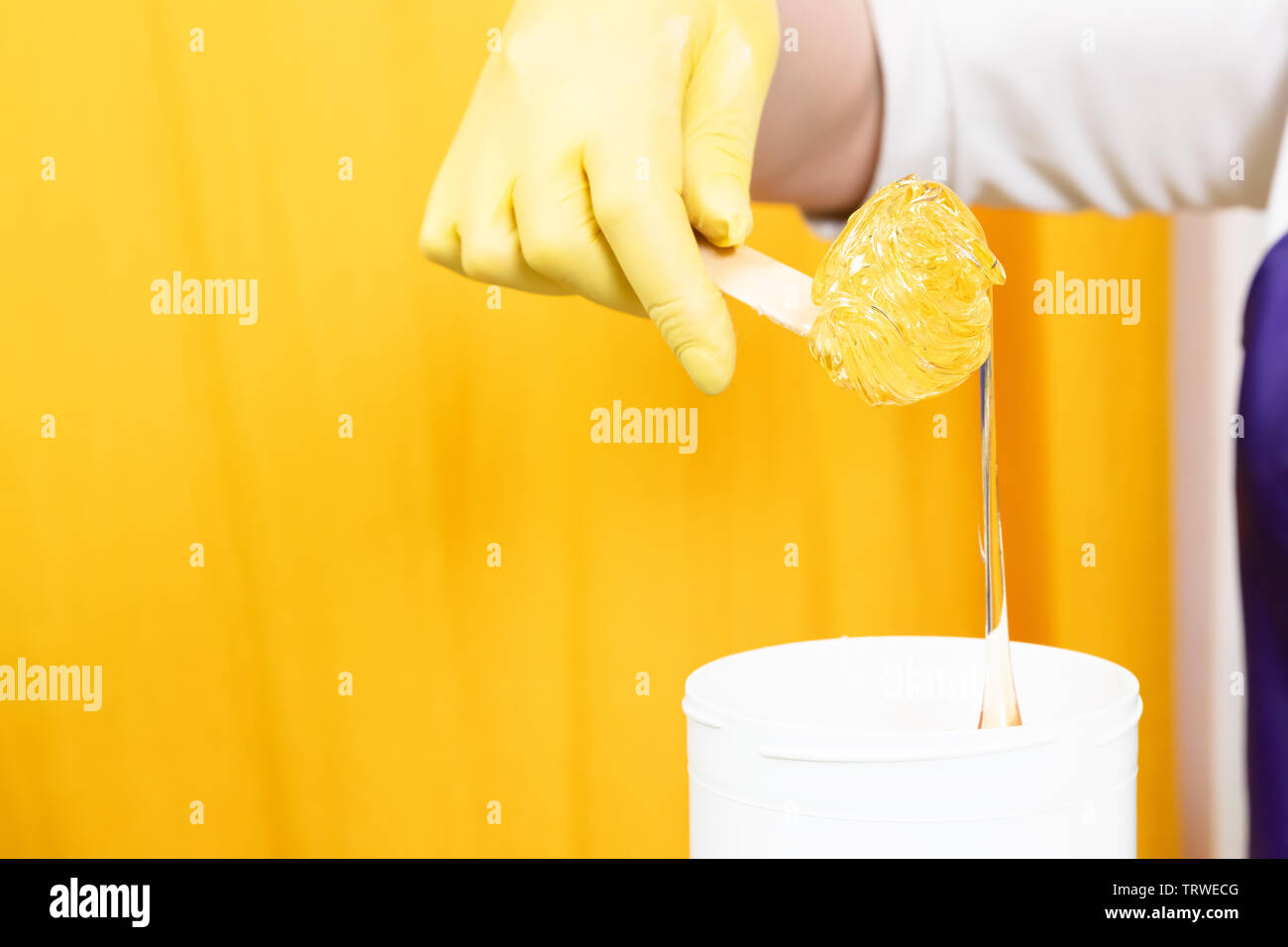 Methode der Haarentfernung Zuckerpaste zur Süßung c weiblichen Körper. Das Werk und die Methoden der Master angezeigt. Stockfoto