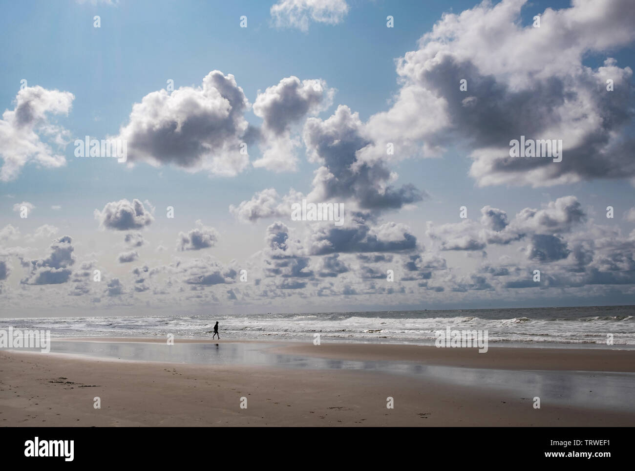 Breiten Strand gegen Cloud Himmel mit unkenntlich Person in der Ferne Stockfoto