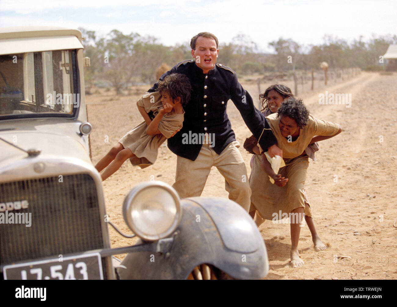 RABBIT-PROOF FENCE (2002). Copyright: Nur die redaktionelle Nutzung. Kein Merchandising oder Buch deckt. Dies ist eine öffentlich verteilten Handzettel. Zugriffsrechte nur, keine Lizenz des Urheberrechts zur Verfügung gestellt. Nur in Verbindung mit Werbung für diesen Film. Credit: RUMBARALA FILME/OLSEN ABGABE/HANWAY/AUSTRALIAN FILM FINANCE/Album Stockfoto