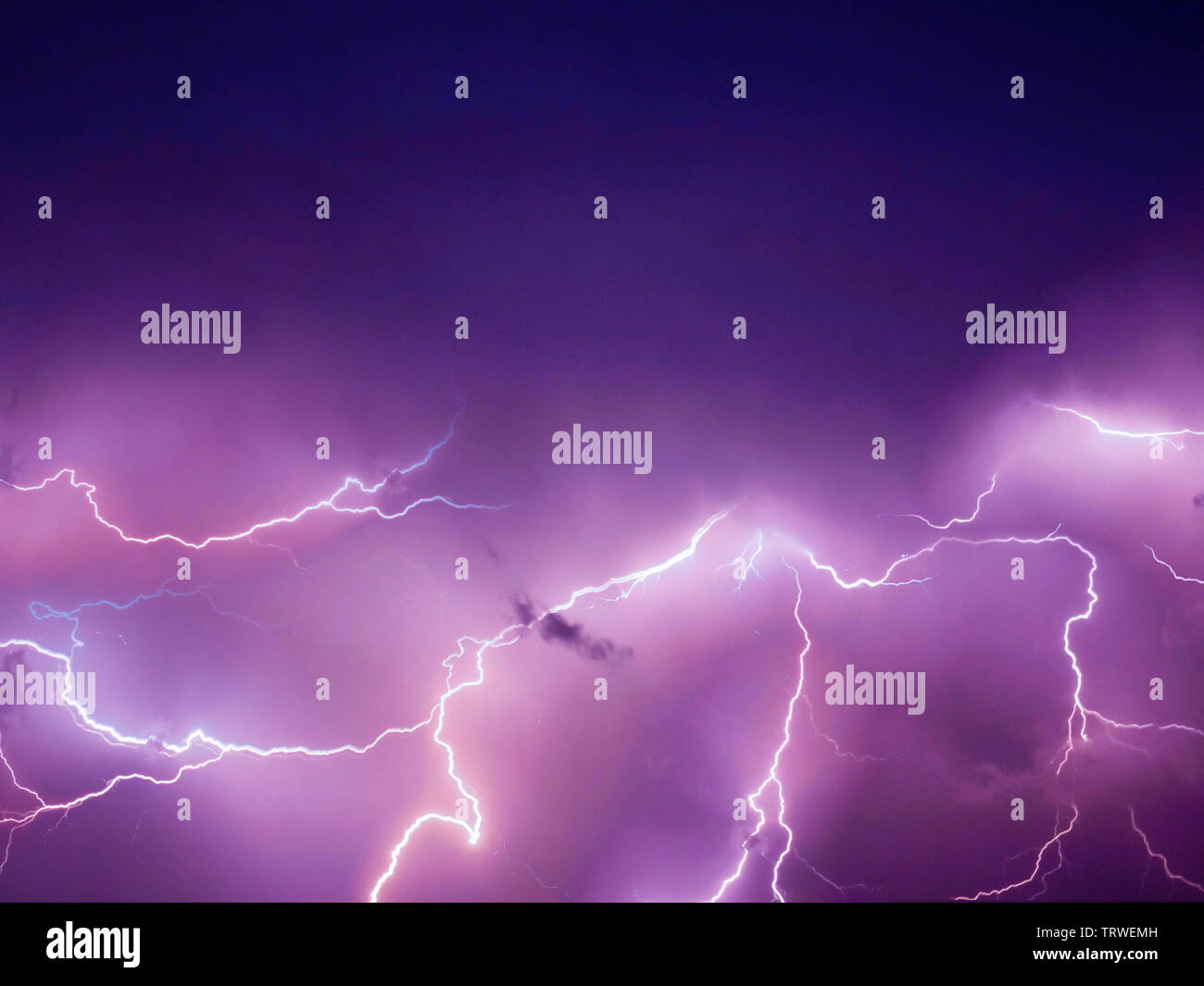 Blitz Gewitter Flash über den Nachthimmel. Konzept zum Thema Wetter - Stockfoto