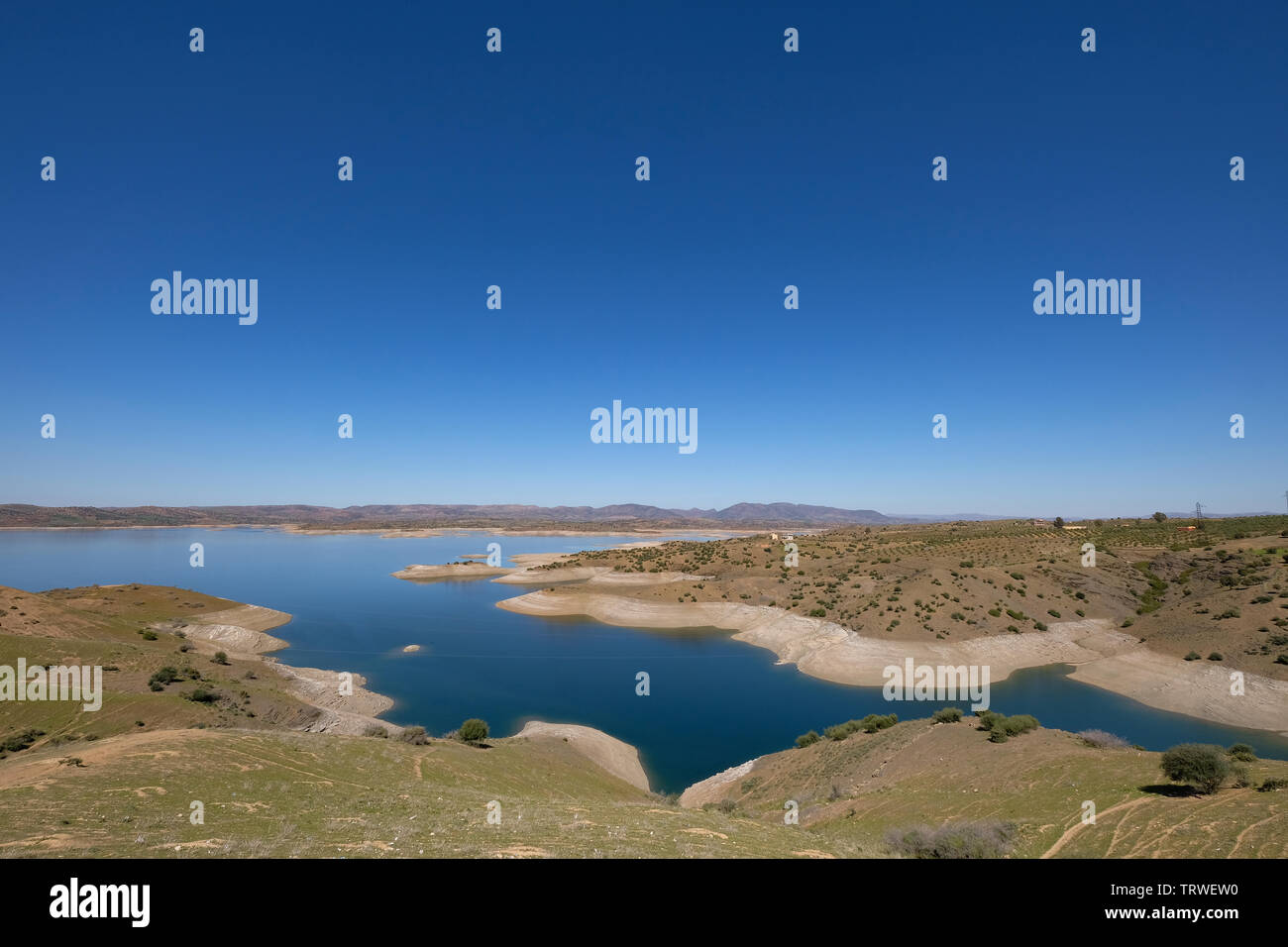 Klare blaue Meer im Atlasgebirge in Marokko Stockfoto