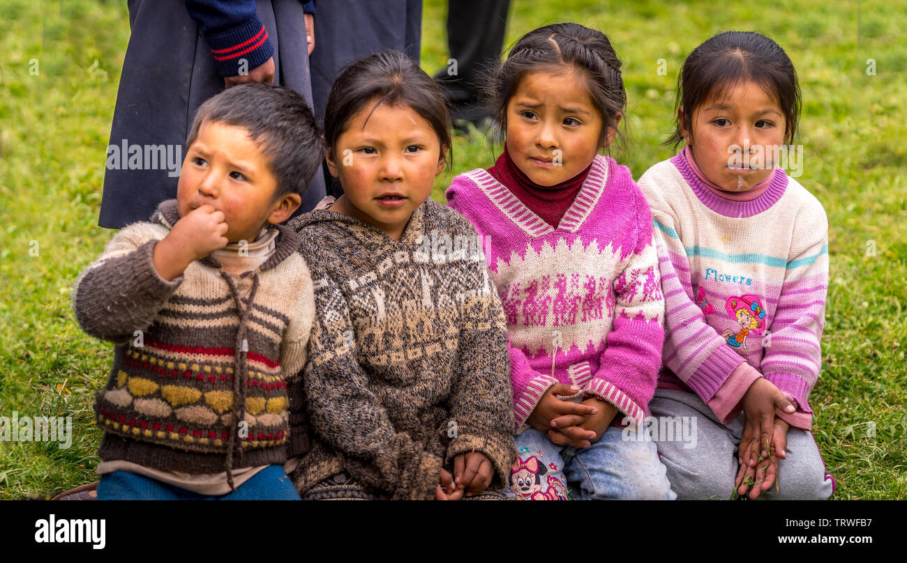 Cuzco, Peru - 30. April 2019. Peruanische Kinder in einer örtlichen Schule erfüllen Stockfoto