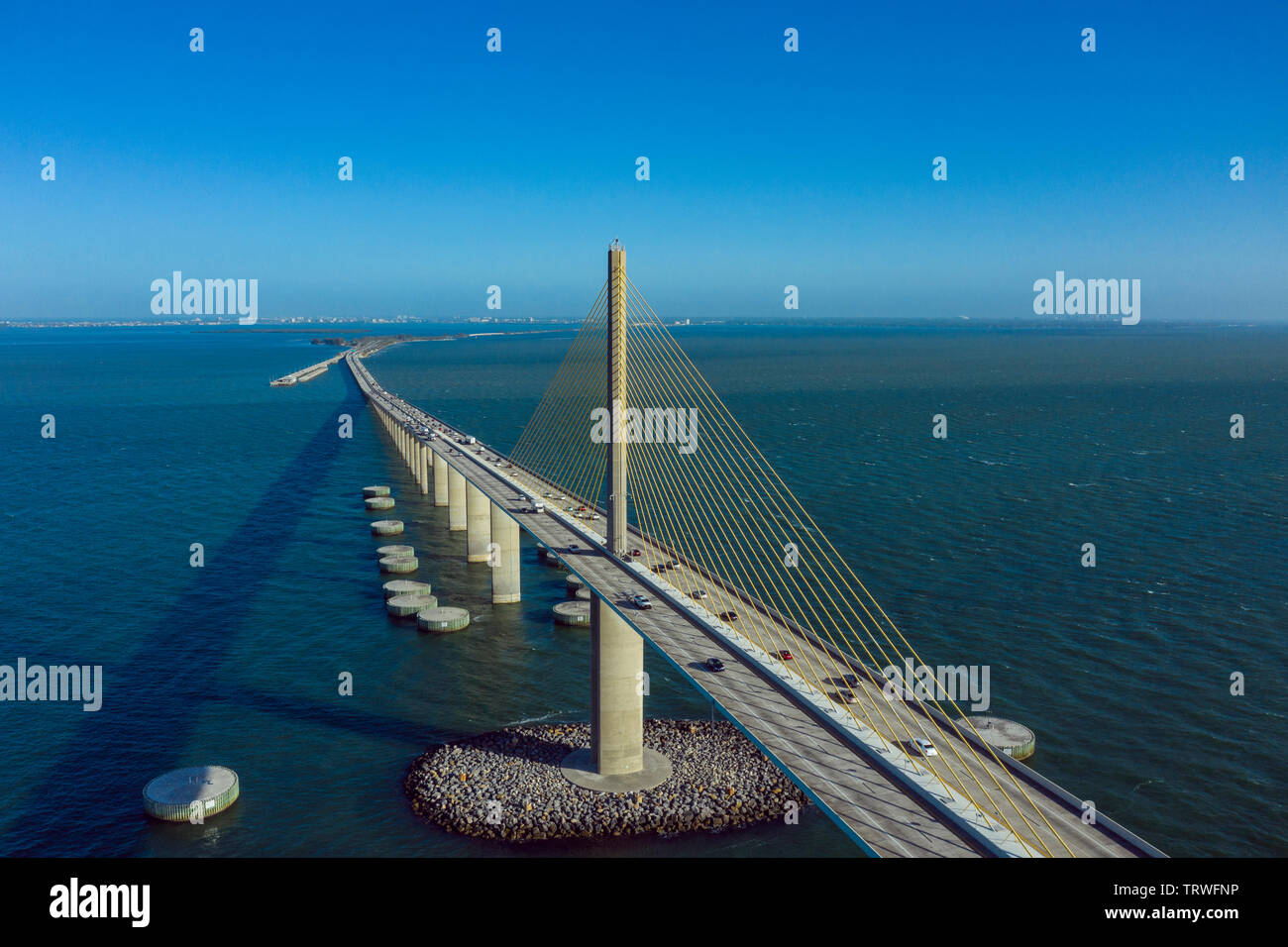 Luftaufnahme der Sonnenschein Brücke auf der Interstate 275 über Tampa Bay. Stockfoto