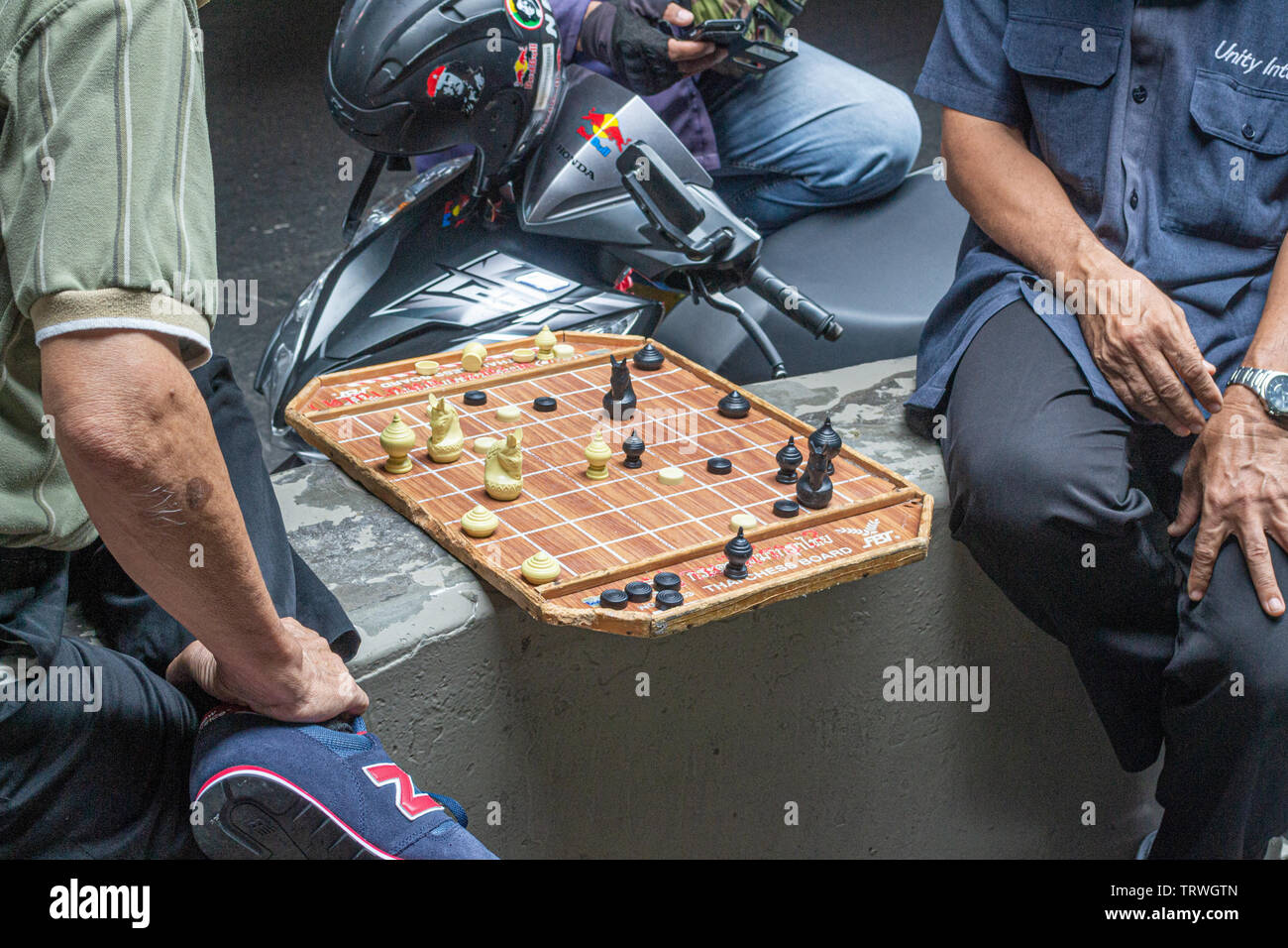 Thai chinesische Männer spielen chinese checkers in Siam Road Bangkok Stockfoto