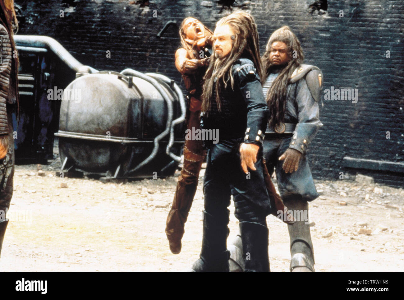 JOHN TRAVOLTA in Battlefield Earth: A SAGA AUS DEM JAHR 3000 (2000). Copyright: Nur die redaktionelle Nutzung. Kein Merchandising oder Buch deckt. Dies ist eine öffentlich verteilten Handzettel. Zugriffsrechte nur, keine Lizenz des Urheberrechts zur Verfügung gestellt. Nur in Verbindung mit Werbung für diesen Film. Quelle: WARNER BROS. /Album Stockfoto