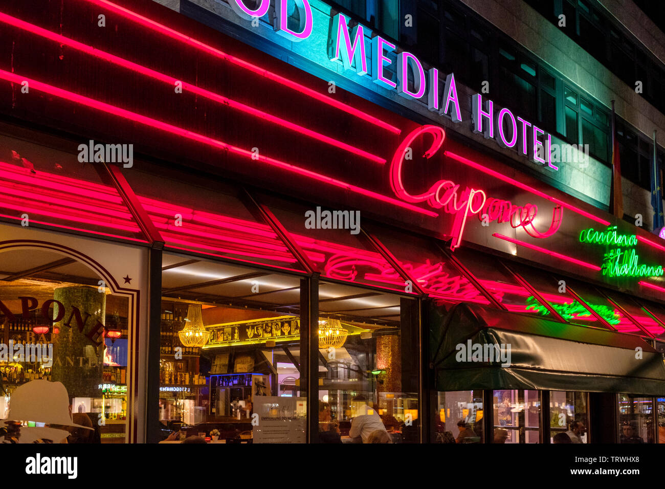 Hollywood Media Hotel Berlin und Capone Restaurant bei Nacht am Kurfürstendamm, Berlin, Deutschland Stockfoto