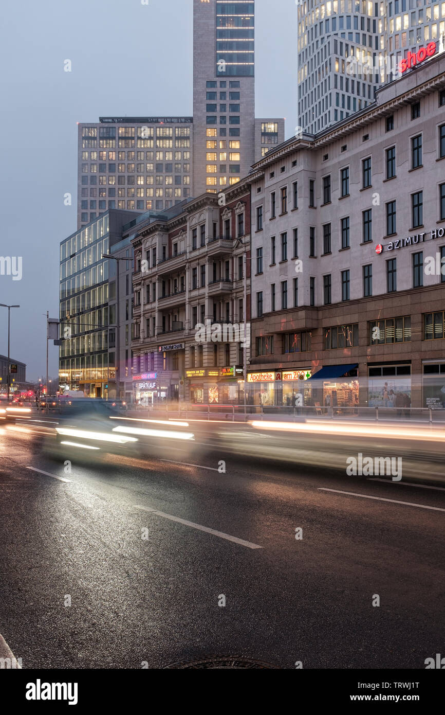 Deutschland, Berlin bei Nacht - Verkehr auf Joachimsthaler Straße. Stockfoto