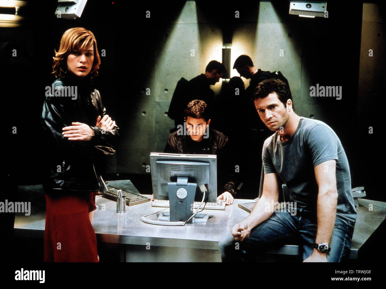 Und ERIC MABIUS Milla Jovovich in Resident Evil (2002). Copyright: Nur die redaktionelle Nutzung. Kein Merchandising oder Buch deckt. Dies ist eine öffentlich verteilten Handzettel. Zugriffsrechte nur, keine Lizenz des Urheberrechts zur Verfügung gestellt. Nur in Verbindung mit Werbung für diesen Film. Quelle: Constantin Film/KONOW, ROLF/Album Stockfoto