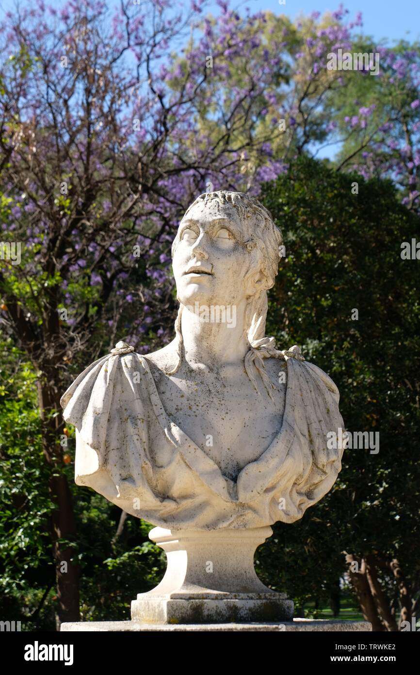 Statue mit Jacaranda Tree Stockfoto