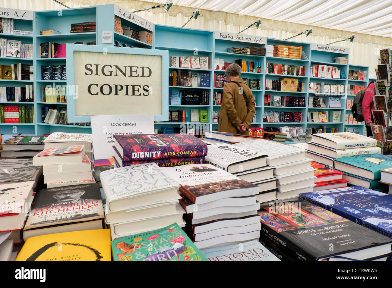 Signierte Exemplare der Bücher im Hay Literaturfestival, Heu auf Wye, Powys Stockfoto