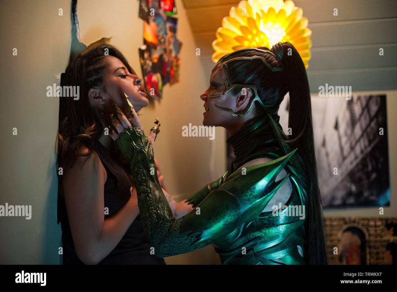 ELIZABETH BANKS und BECKY GOMEZ in Power Rangers (2017). Copyright: Nur die redaktionelle Nutzung. Kein Merchandising oder Buch deckt. Dies ist eine öffentlich verteilten Handzettel. Zugriffsrechte nur, keine Lizenz des Urheberrechts zur Verfügung gestellt. Nur in Verbindung mit Werbung für diesen Film. Credit: LIONSGATE/Marken/SABAN SABAN ENT/WALT DISNEY STUDIOS/Album Stockfoto